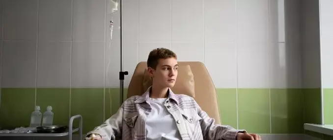 пациентка в клинике сидит под капельницей Метилпреднизолон